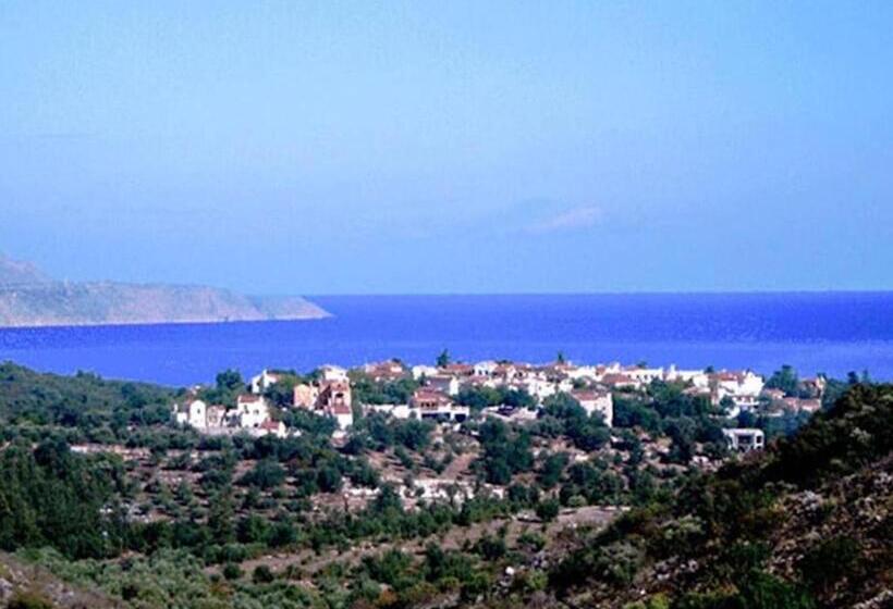 اتاق خانوادگی, 2 Houses And 2 Studios Small Group