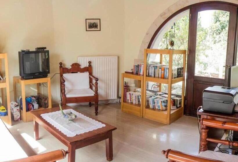 اتاق خانوادگی, 2 Houses And 2 Studios Small Group