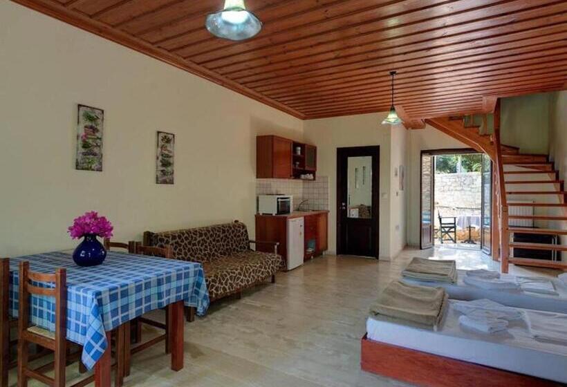 اتاق خانوادگی, 2 Houses And 2 Studios Small Group