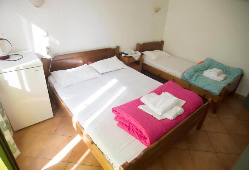 חדר סטנדרט לשלושה, To Diporto