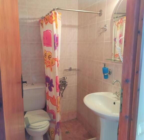 חדר סטנדרט לשלושה, To Diporto