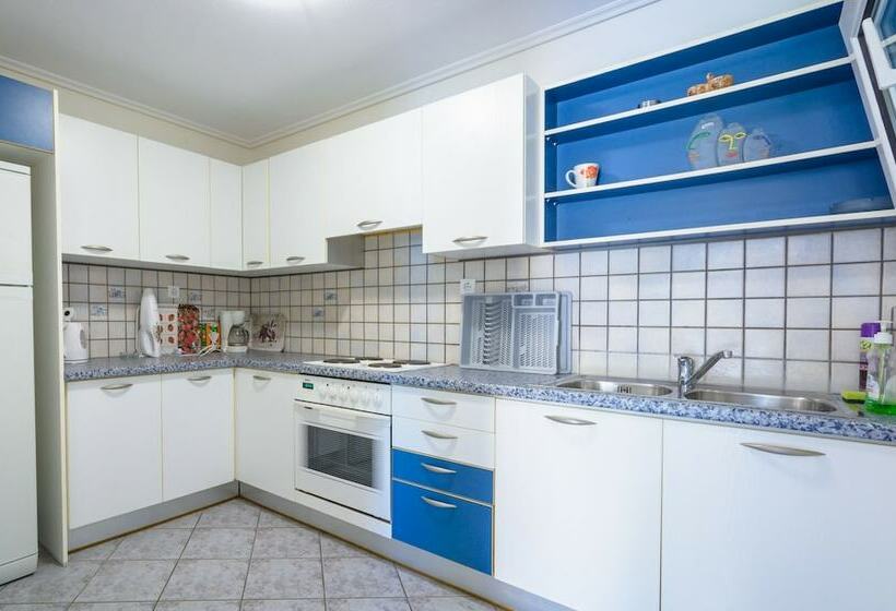 패밀리 아파트, Aliki Studios