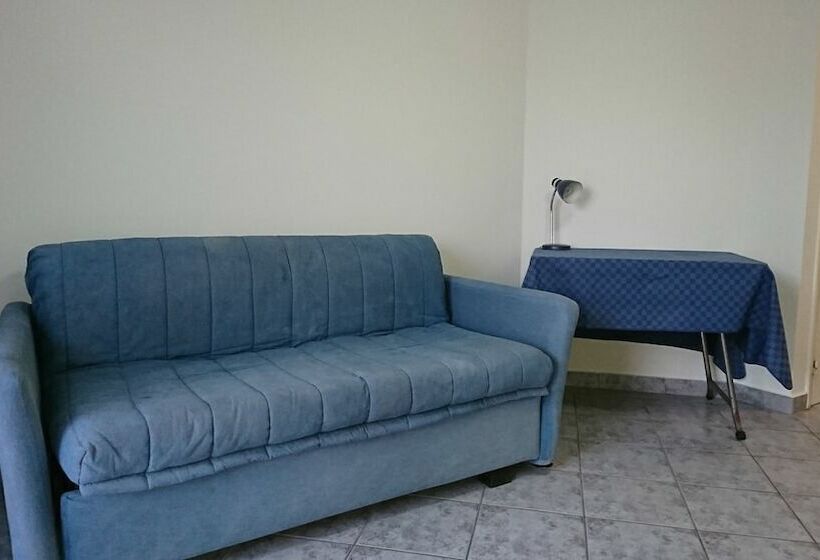 패밀리 아파트, Aliki Studios