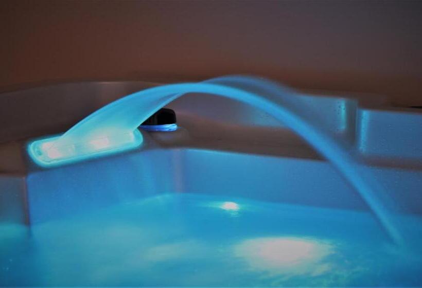 스위트 킹사이즈 침대, Albergo Diffuso Dimora Rossi B&b