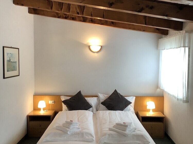 غرفة قياسية ثلاثية, El Paso