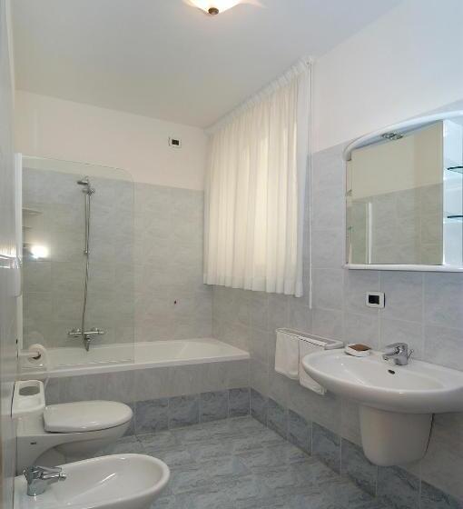 اتاق استاندارد چهارنفره با چشمانداز باغ, Karinhall