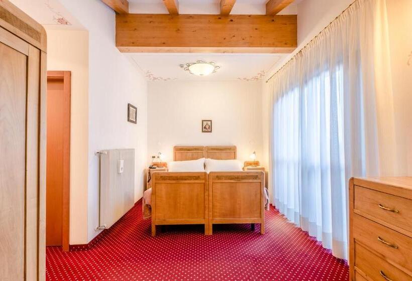 スタンダードルーム, Pineta Pastry