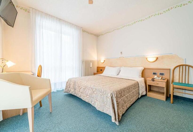 スタンダードルーム, Pineta Pastry