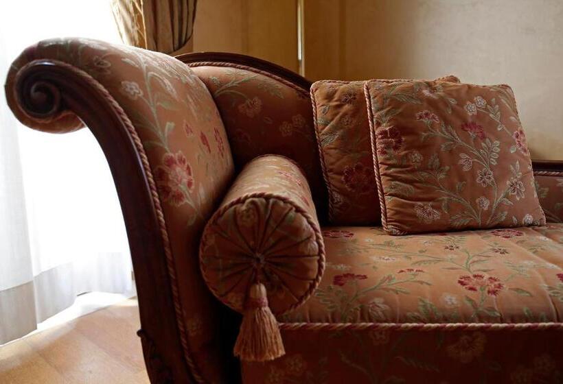 جناح جونيور, Siora Vittoria Boutique