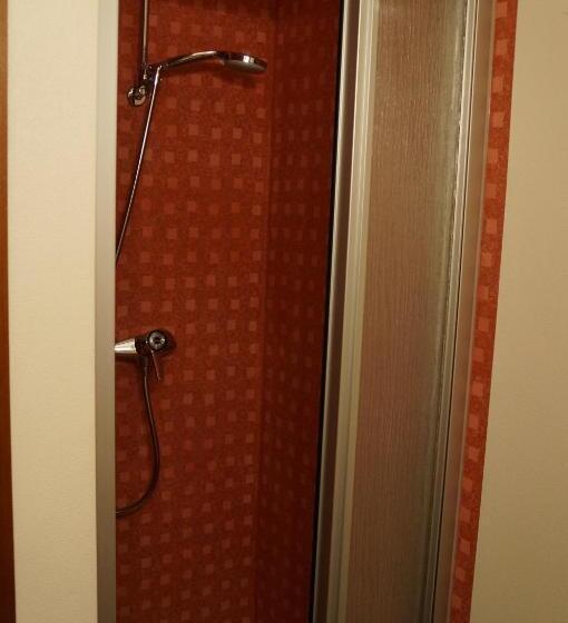 חדר אקונומי לשלושה, Gasthof Goldene Krone