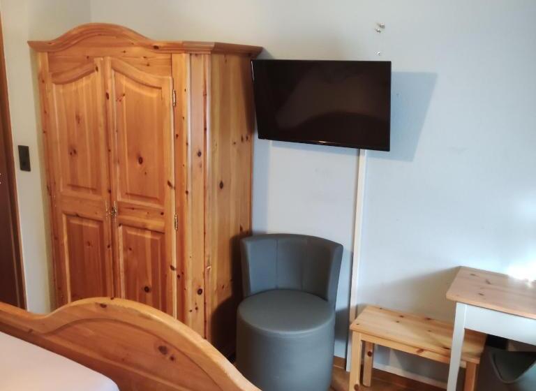 חדר אקונומי לשלושה, Gasthof Goldene Krone