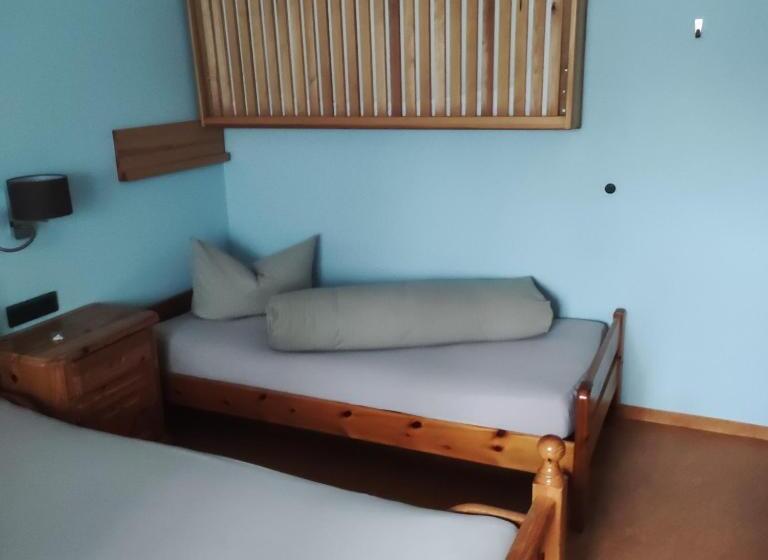 חדר אקונומי לשלושה, Gasthof Goldene Krone