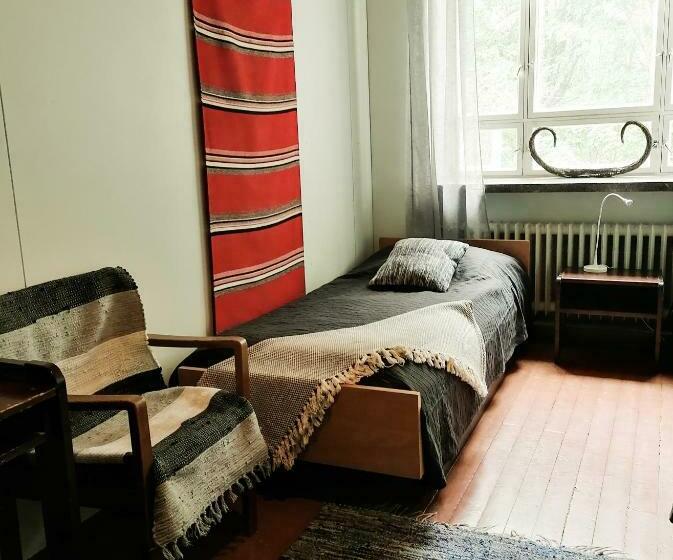 חדר סטנדרטי לארבעה עם חדר אמבטיה משותף, Vanhan Koulun Majatalo Old School Guest House