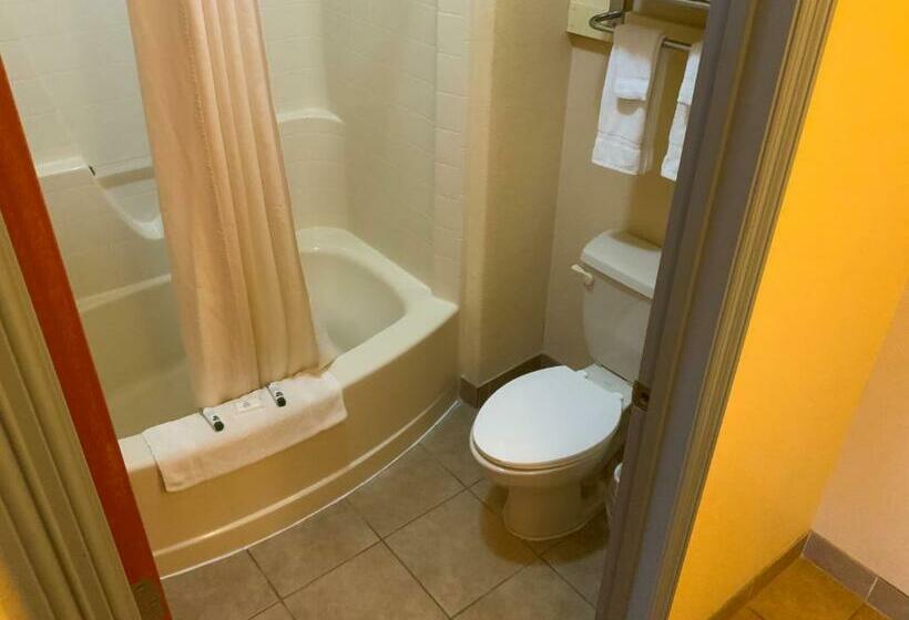 غرفة ديلوكس, Sunbridge Inn And Suites