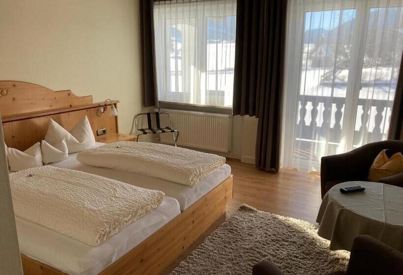 Camera Economy, Gästehaus Menkenbauer