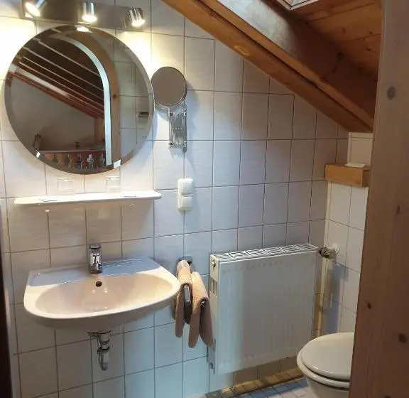 Talo 1 Makuuhuone, Gästehaus Menkenbauer Inkl. Chiemgaukarte