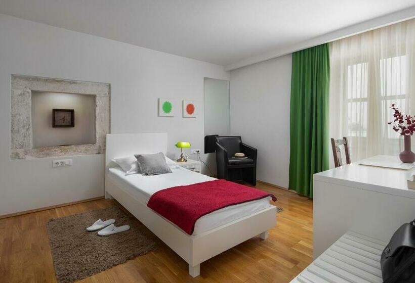 غرفة قياسية فردية, La Grisa