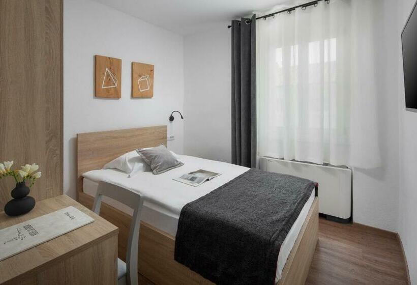 غرفة قياسية فردية, La Grisa