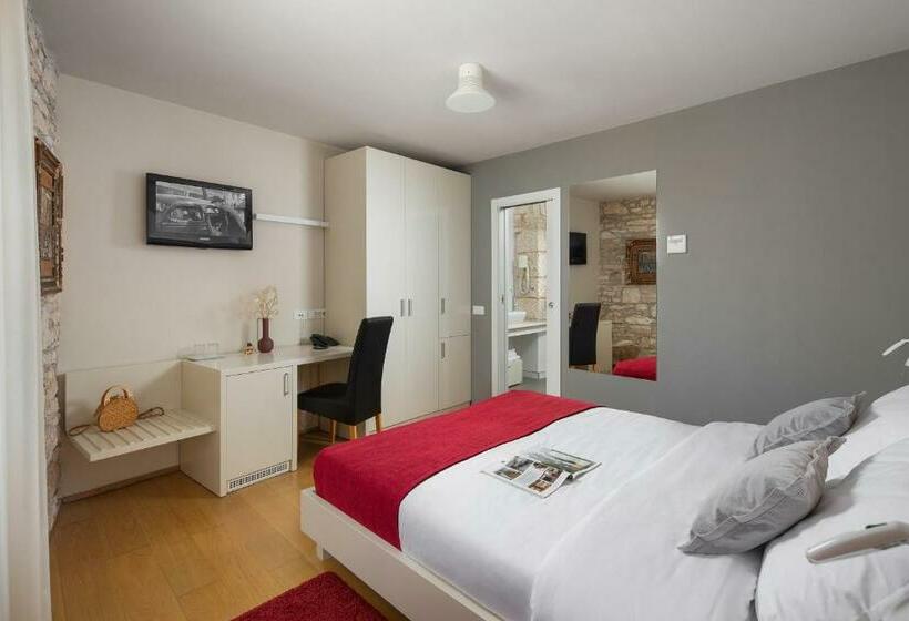 غرفة قياسية, La Grisa