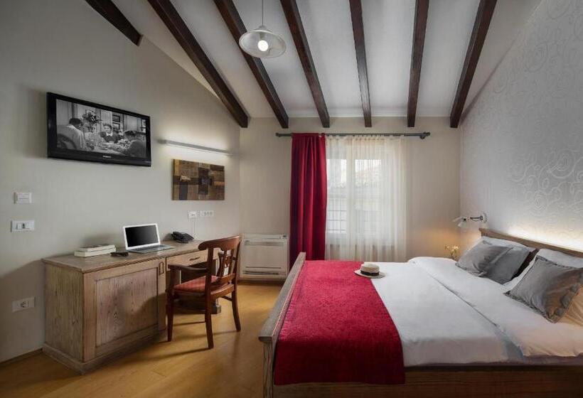 غرفة سوبيريور, La Grisa