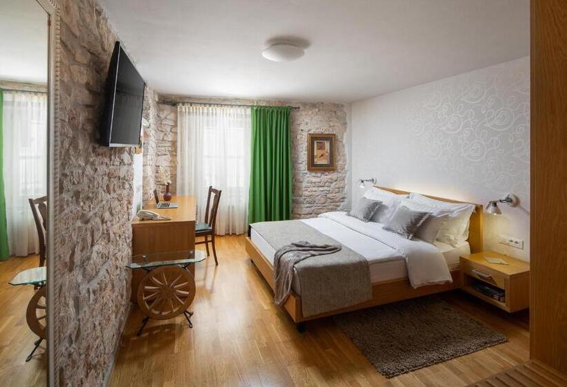 חדר סופריור, La Grisa