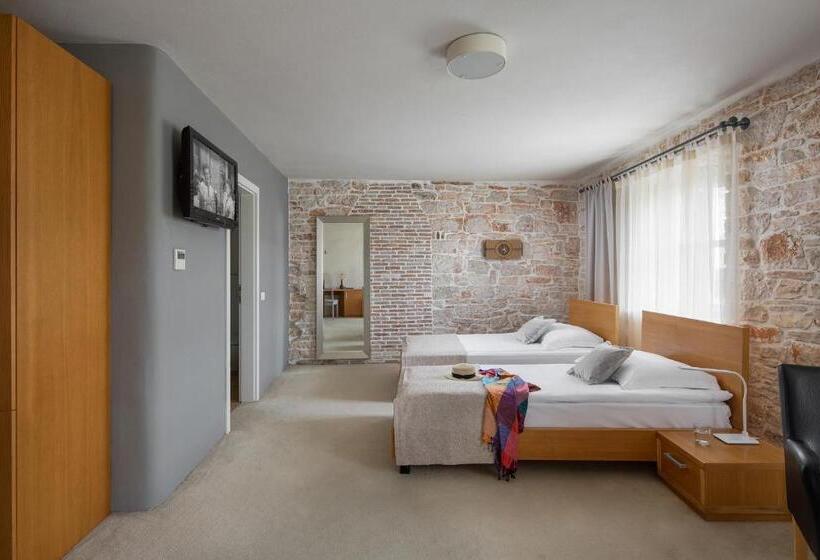 غرفة كومفورت, La Grisa