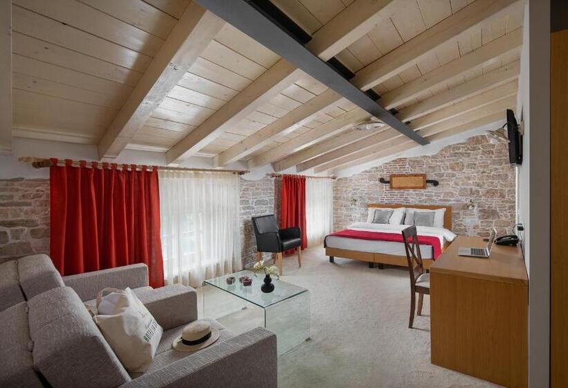 غرفة كومفورت, La Grisa