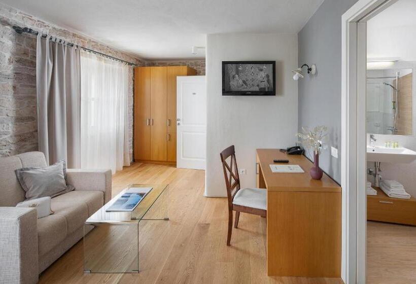 غرفة كومفورت, La Grisa