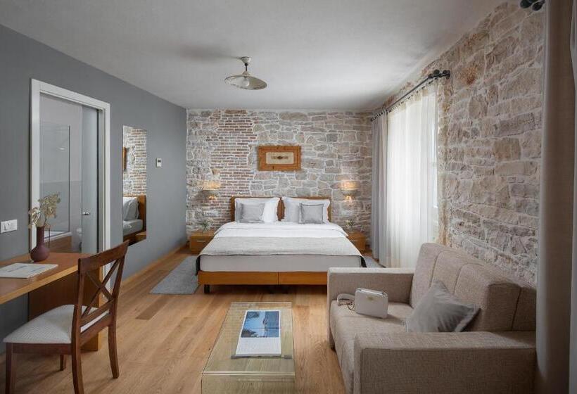 غرفة كومفورت, La Grisa