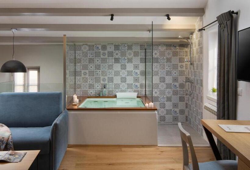 סוויטה עם ג'קוזי, La Grisa