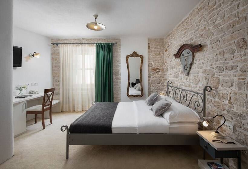 غرفة قياسية, La Grisa