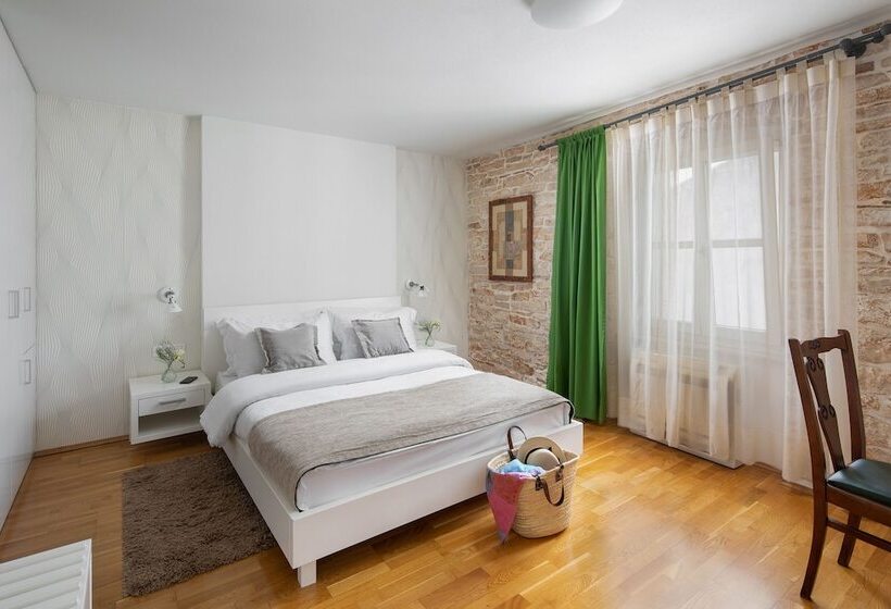 غرفة قياسية, La Grisa