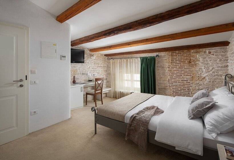 غرفة قياسية, La Grisa