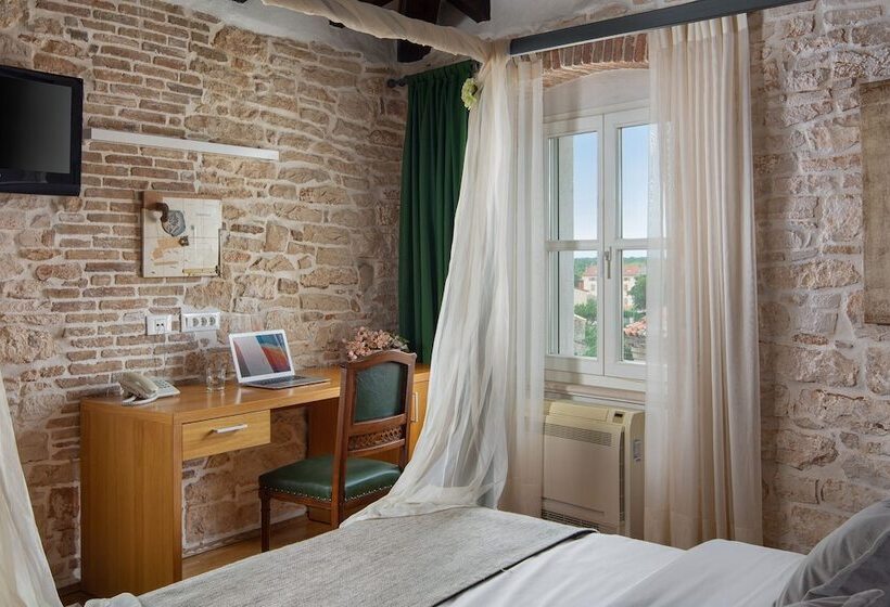 غرفة سوبيريور, La Grisa