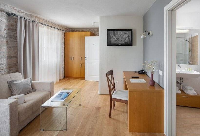 غرفة كومفورت, La Grisa