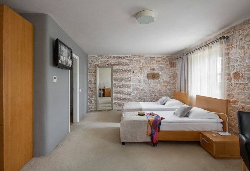 غرفة كومفورت, La Grisa