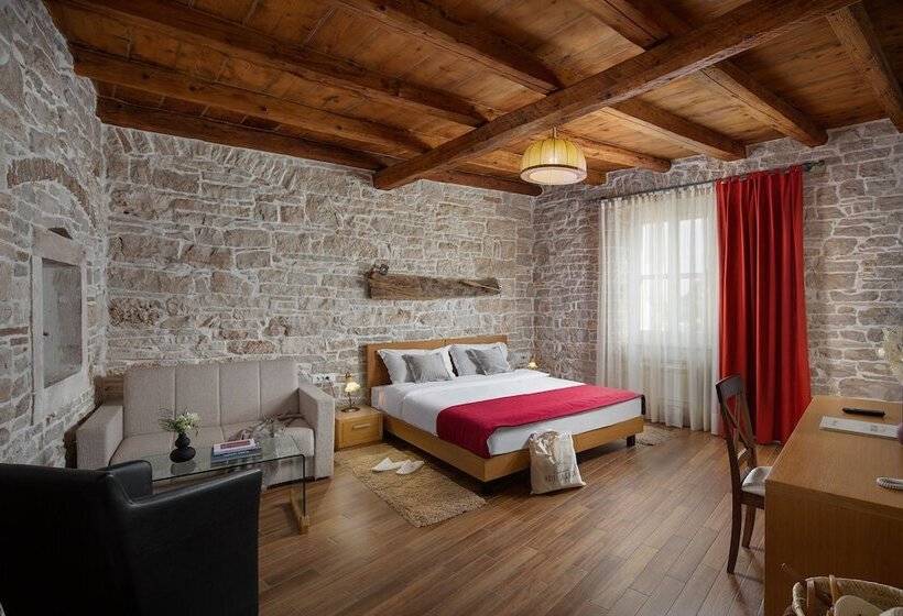 غرفة كومفورت, La Grisa