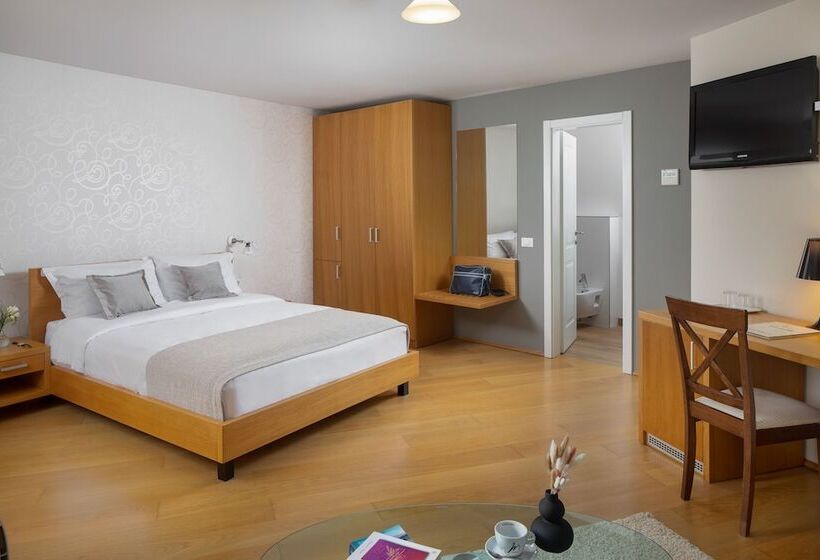 غرفة كومفورت, La Grisa