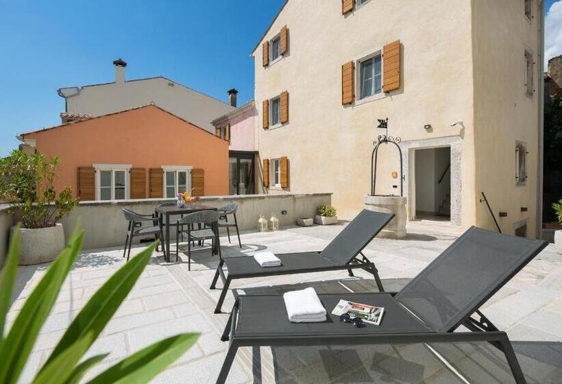 جناح مزود بجاكوزى, La Grisa