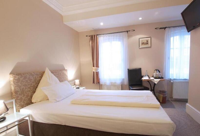 Quarto Basic, Am Schloss Biebrich