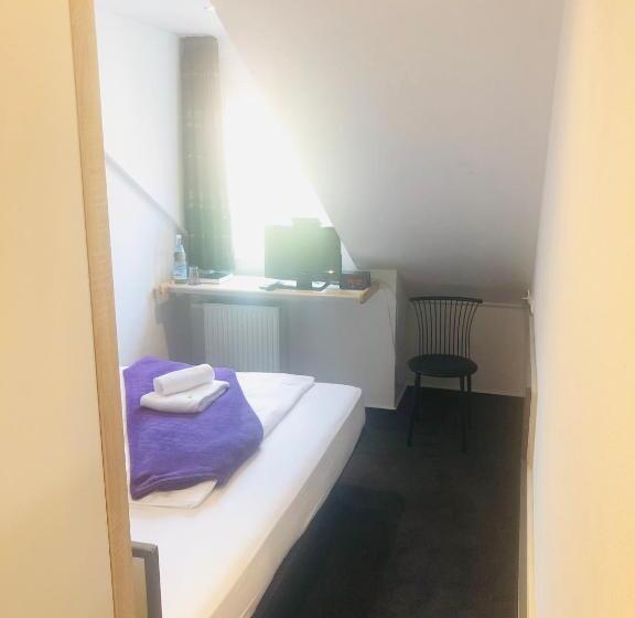 غرفة إقتصادية فردية, Am Schloss