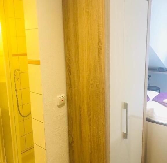 غرفة إقتصادية, Am Schloss