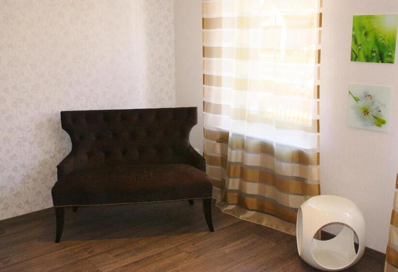 شقة غرفة واحدة, Am Schloss