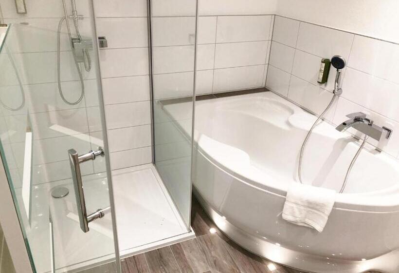 جناح جونيور, Am Schloss