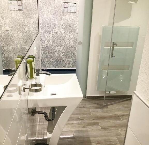 جناح جونيور, Am Schloss