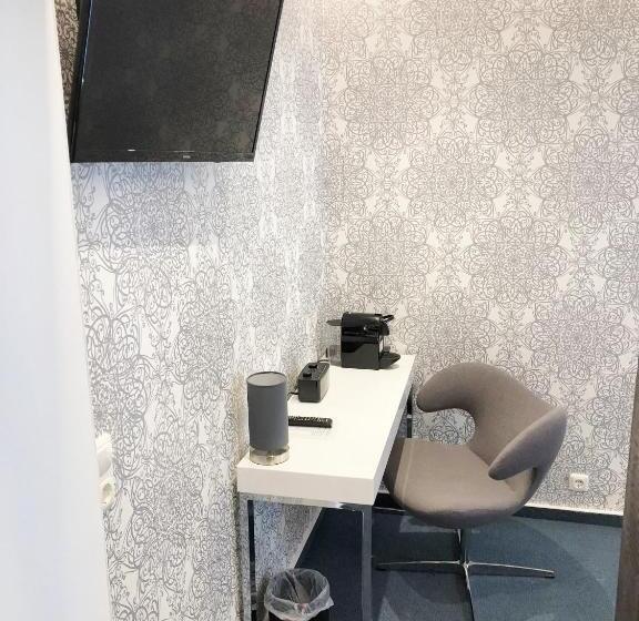 جناح جونيور, Am Schloss