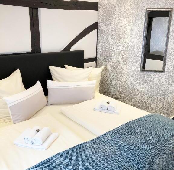 جناح جونيور, Am Schloss