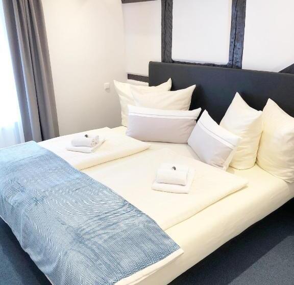 جناح جونيور, Am Schloss