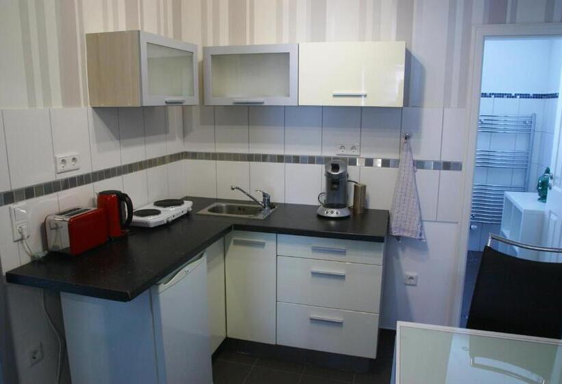 شقة غرفة واحدة, Am Schloss