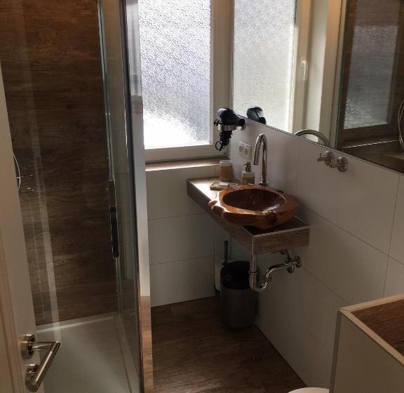 جناح, Am Schloss